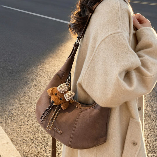 Damen elegante Schultertasche mit süßem Plüschanhänger Nord Taschen