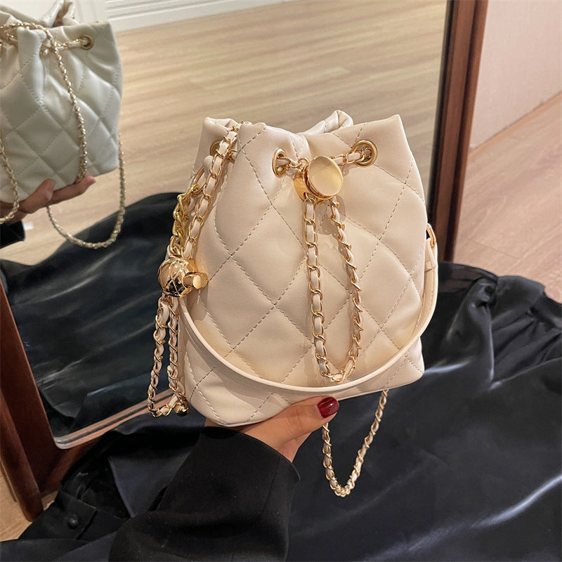 Damen Beuteltasche mit luxuriösen Kettenakzenten Nord Taschen