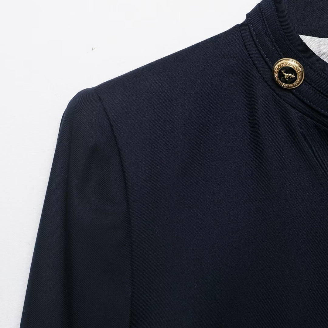 Damen Kastenloser Kurzblazer mit Stehkragen und goldenen Zierknöpfen Nord Taschen