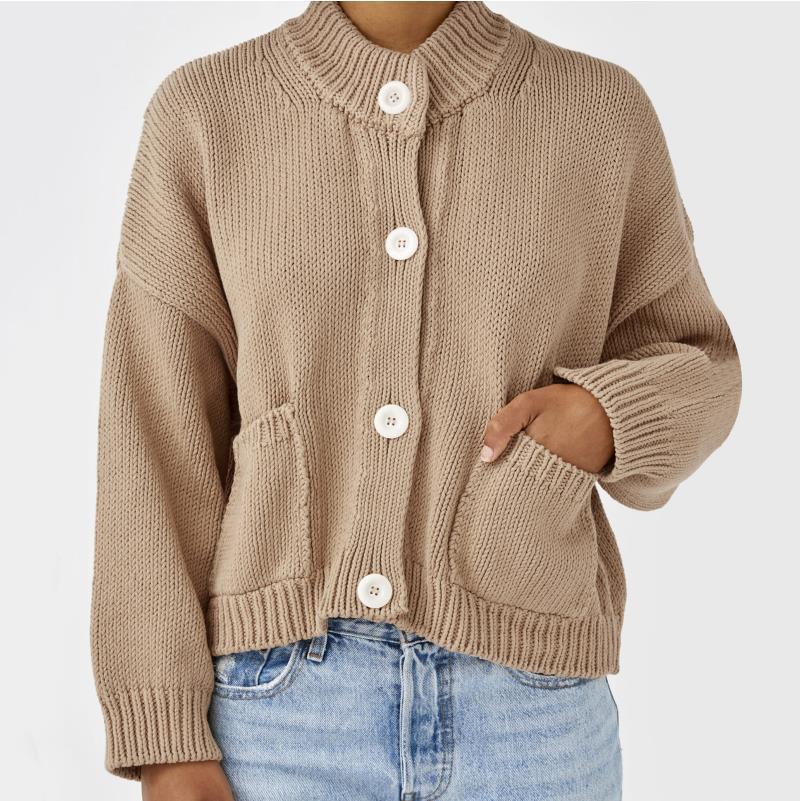 Damen Kurzer Boxy-Cardigan aus Grobstrick mit hoher Knopfleiste und Eingrifftaschen Nord Taschen