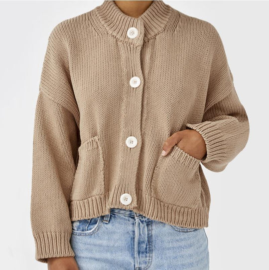 Damen Kurzer Boxy-Cardigan aus Grobstrick mit hoher Knopfleiste und Eingrifftaschen Nord Taschen