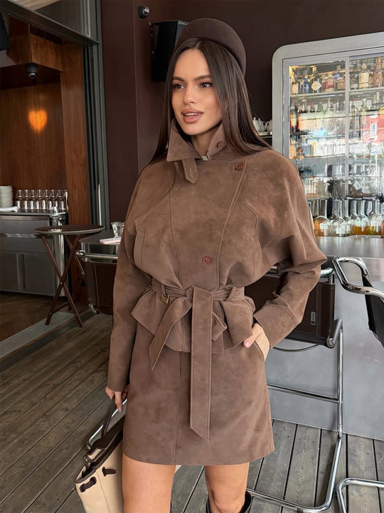 Damen Kurzes Veloursleder‑Set: Taillierter Blouson mit Stehkragen & passendem Minirock Nord Taschen