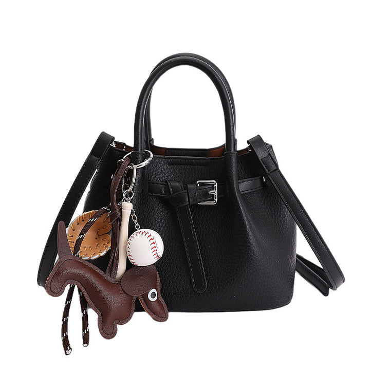 Damen Designer Bucket Bag mit verspieltem Tieranhänger Nord Taschen