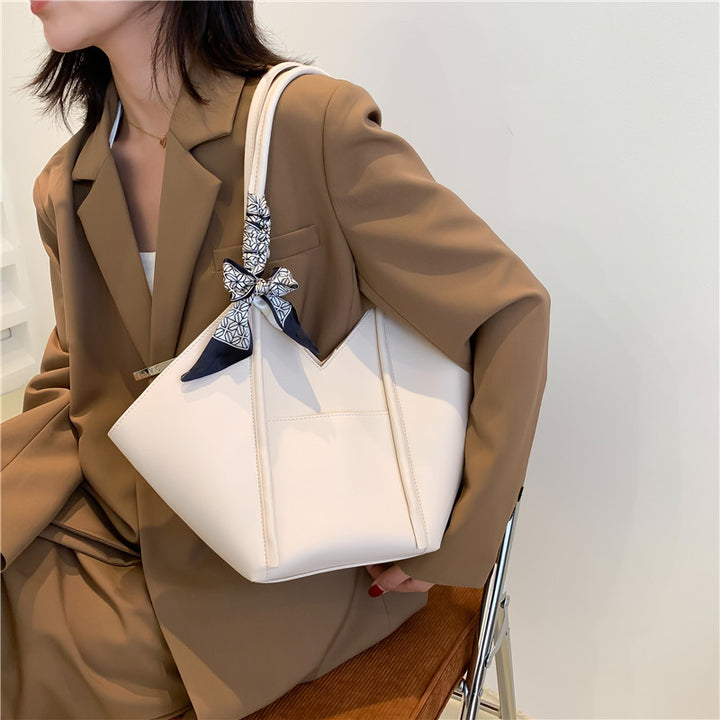 Damen hochwertige Tragetasche mit verspieltem Design und dekorativem Halstuch Nord Taschen