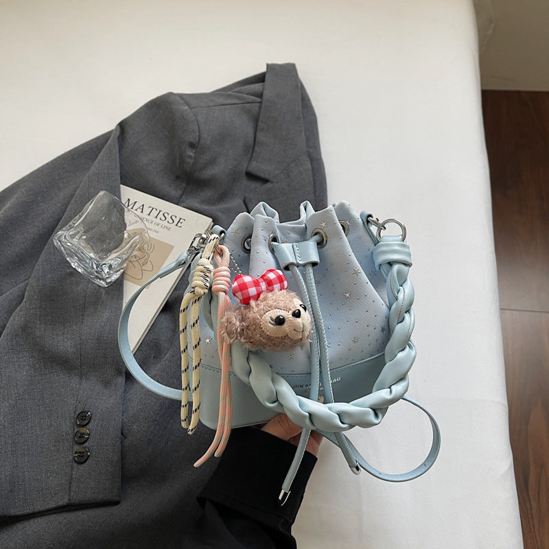 Damen modische Beuteltasche mit geflochtenem Tragegriff und süßem Anhänger Nord Taschen
