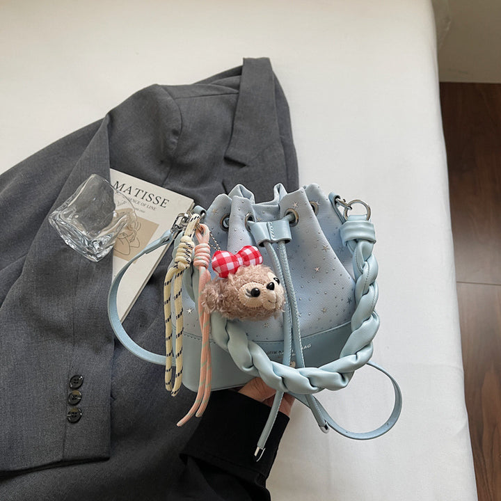 Damen modische Beuteltasche mit geflochtenem Tragegriff und süßem Anhänger Nord Taschen