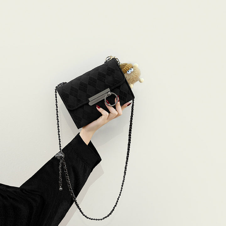 Damen Clutch-Tasche mit geprägtem Design und verspieltem Anhänger Nord Taschen