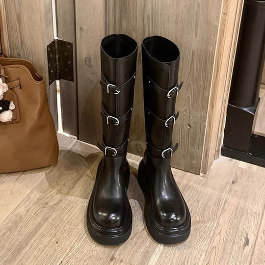 Damen kniehohe Plateau‑Bikerstiefel mit markanter Lug‑Sohle und drei Ziergürteln Nord Taschen