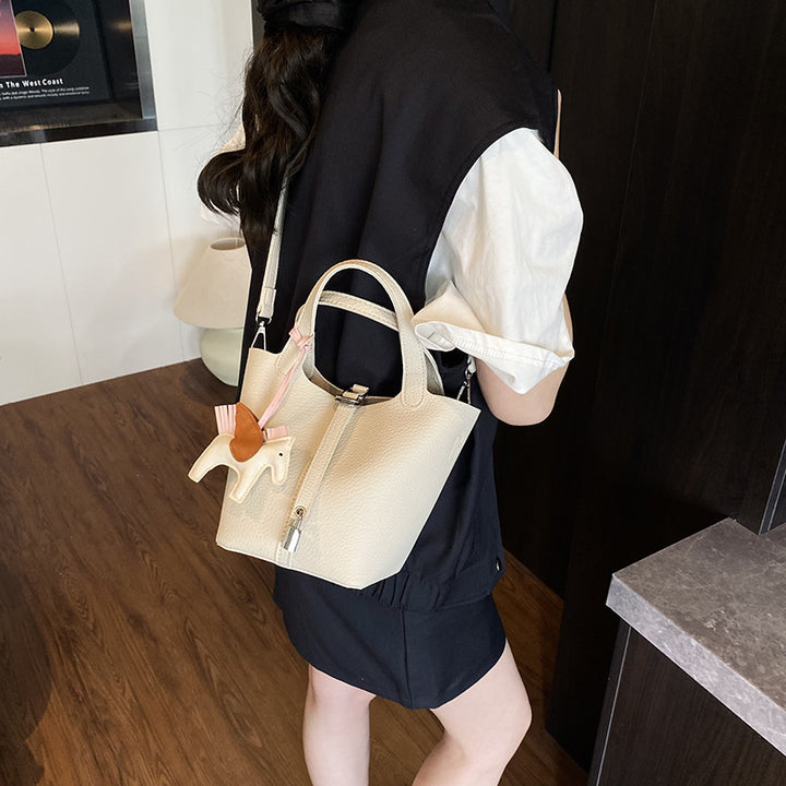 Damen praktische Handtasche mit niedlichem Anhänger Nord Taschen