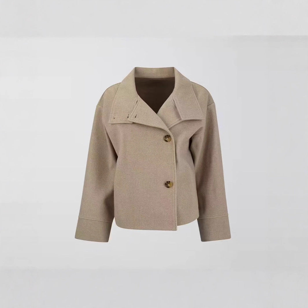Damen Kurz geschnittene Boxy-Jacke mit Stehkragen und asymmetrischer Knopfleiste Nord Taschen
