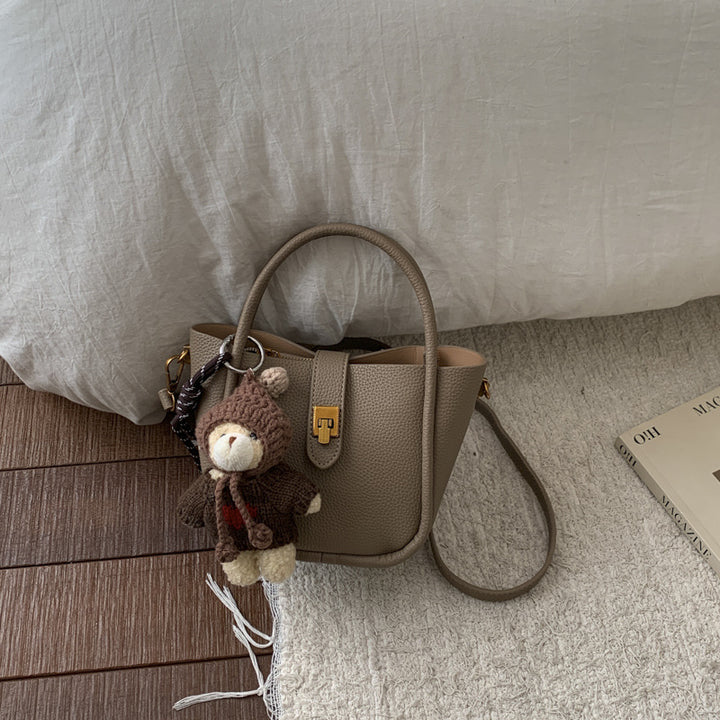 Damen Umhängetasche mit charmantem Kuscheltieranhänger Nord Taschen