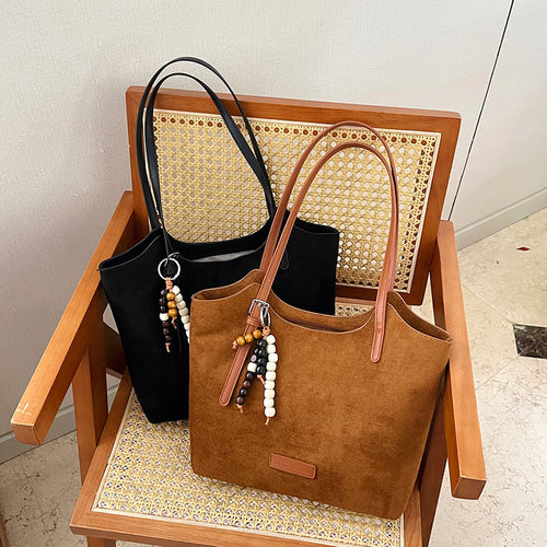 Damen modische Shopper-Tasche aus hochwertigem Wildleder mit verspieltem Anhänger Nord Taschen