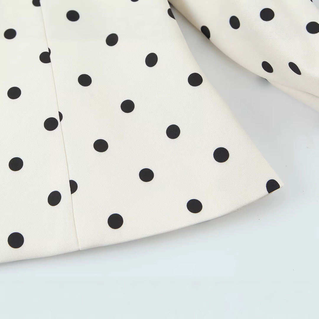 Damen Taillierte Polka‑Dot Blusenjacke mit Volumenärmeln und goldenen Schmuckknöpfen Nord Taschen