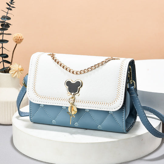 Damen modische Handtasche mit eleganter Kettenapplikation und verspieltem Schlüsselanhänger Nord Taschen