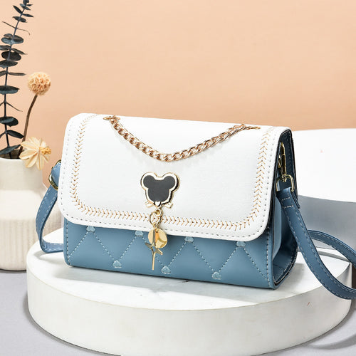 Damen modische Handtasche mit eleganter Kettenapplikation und verspieltem Schlüsselanhänger Nord Taschen