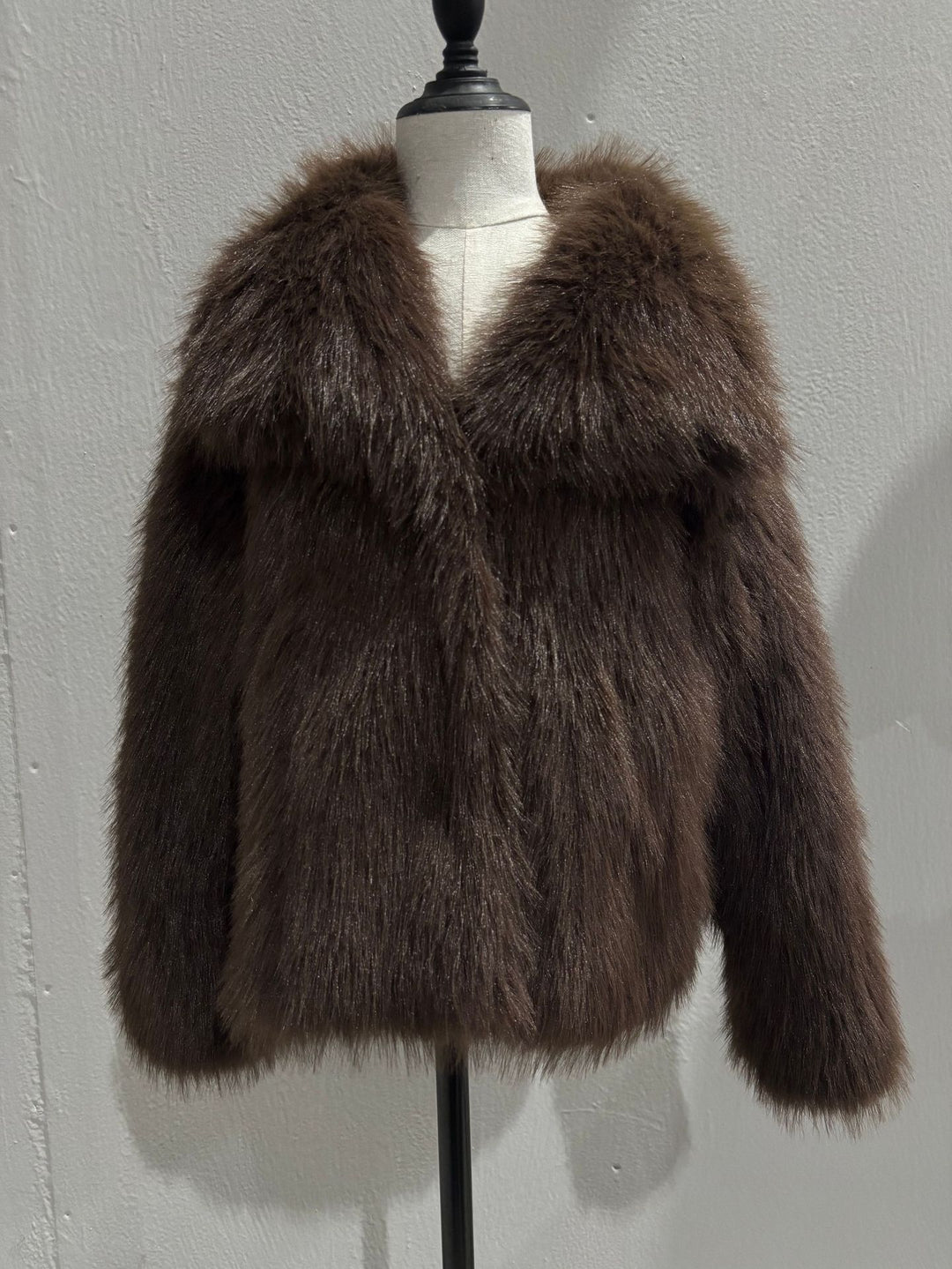 Damen Kurzbolero im Boxy-Cut aus veganem Shaggy-Kunstpelz mit XXL-Schalkragen Nord Taschen