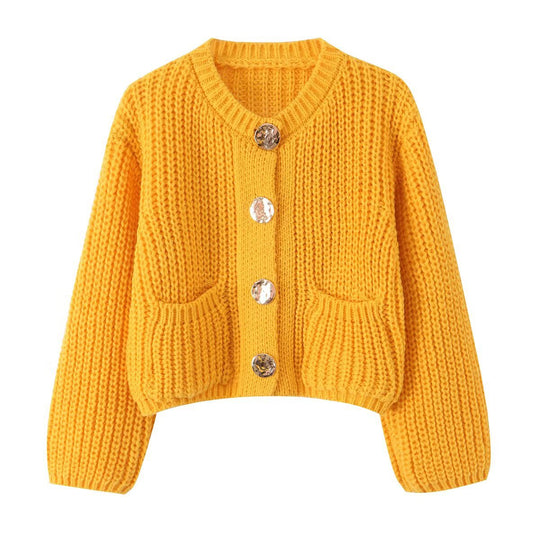 Damen Grobgestrickte Kurzstrickjacke mit großen Zierknöpfen und aufgesetzten Taschen Nord Taschen