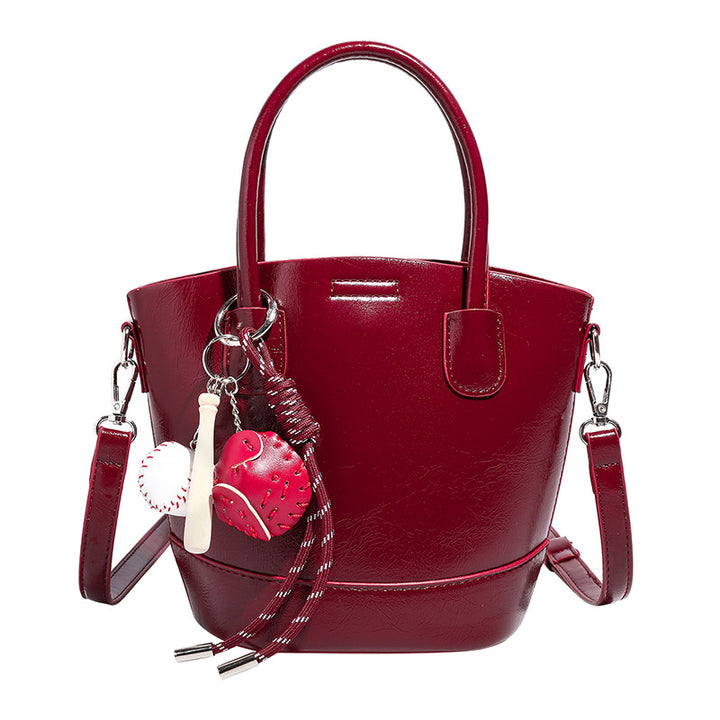 Damen Mini-Tasche mit glänzender Oberfläche und verspieltem Anhänger Nord Taschen
