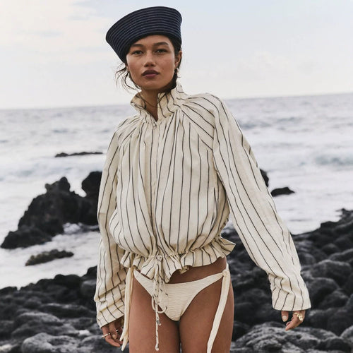 Damen Leichte gestreifte Cropped-Bluse mit Tunnelzugsaum, Stehkragen und halbem Reißverschluss Nord Taschen