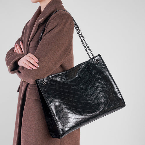 Damen Mode-Handtasche mit glänzender Oberfläche und Kettendetails Nord Taschen