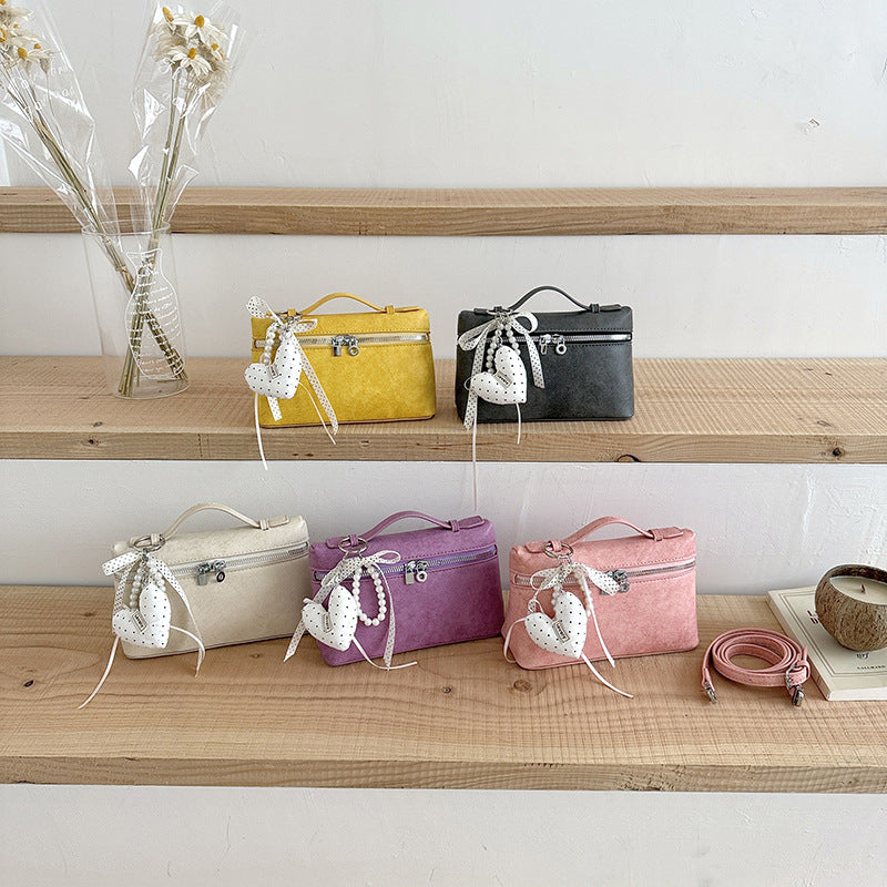 Damen Handtasche mit verspieltem Herzanhänger Nord Taschen