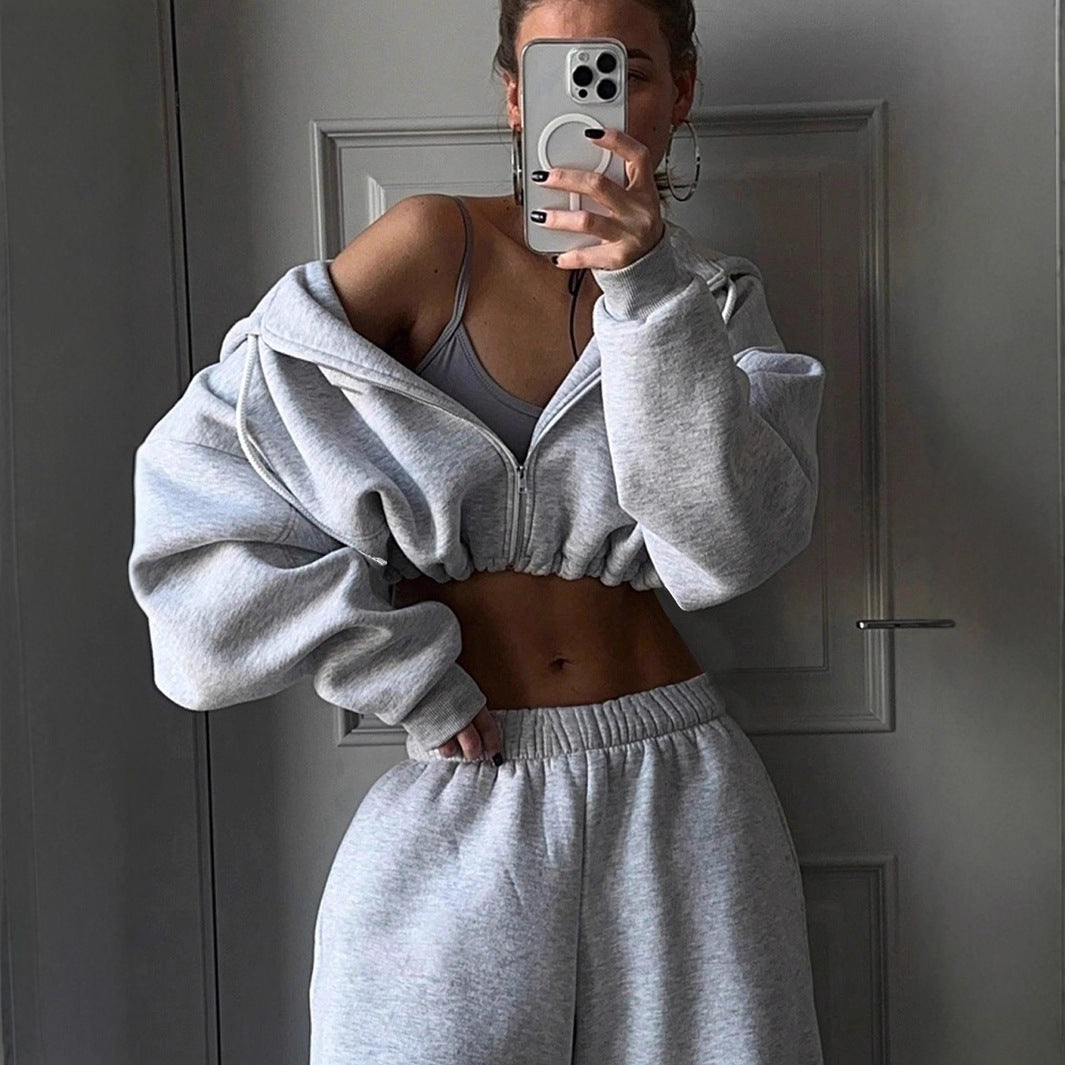 Damen athletisches Cropped-Zip-Hoodie und weite High-Waist Lounge-Jogginghose Nord Taschen