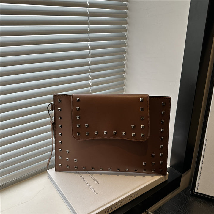 Damen elegante Clutch mit Nietenakzenten Nord Taschen