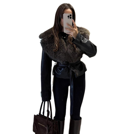 Damen Kurzjacke im Biker-Blouson-Stil aus Lederimitat mit voluminösem Kunstfell-Schalkragen und Taillengürtel Nord Taschen