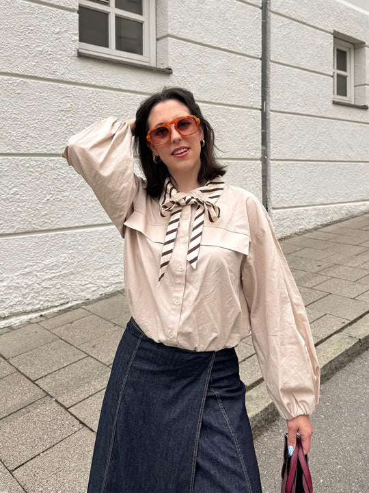 Damen Bluse mit Schleifenkragen, überschnittener Schulterpartie und voluminösen Ballonärmeln Nord Taschen