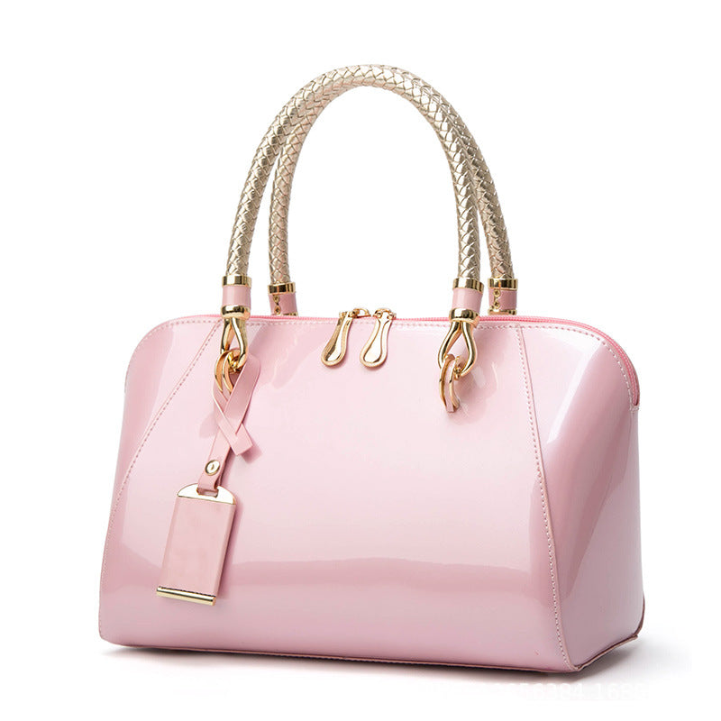 Damen Handtasche mit glänzender Lackoberfläche und geflochtenen Griffen Nord Taschen