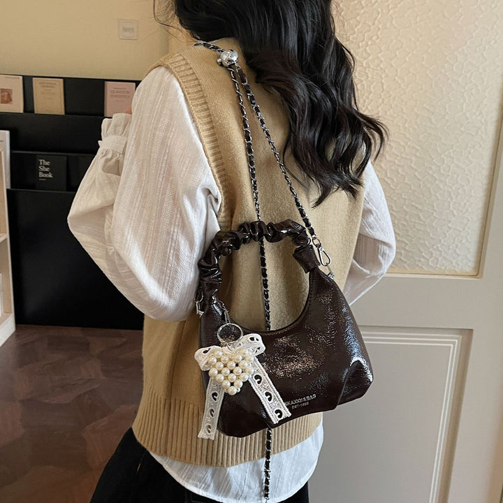 Damen Mini-Handtasche mit voluminösem Rüschendesign und trendy Anhängern Nord Taschen