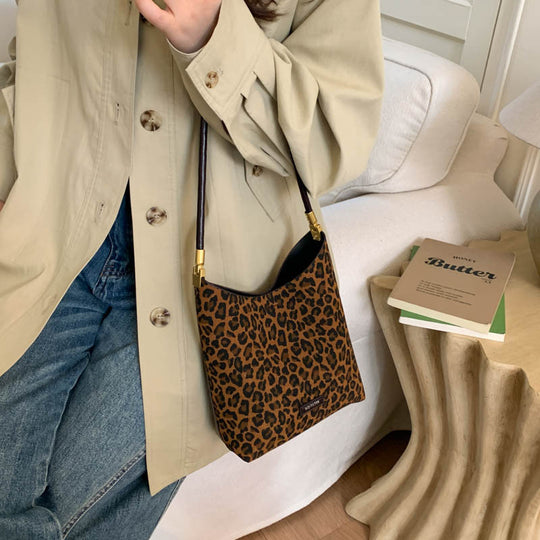 Damen Hobo-Tasche aus weichem Veloursleder mit eleganten Akzenten Nord Taschen