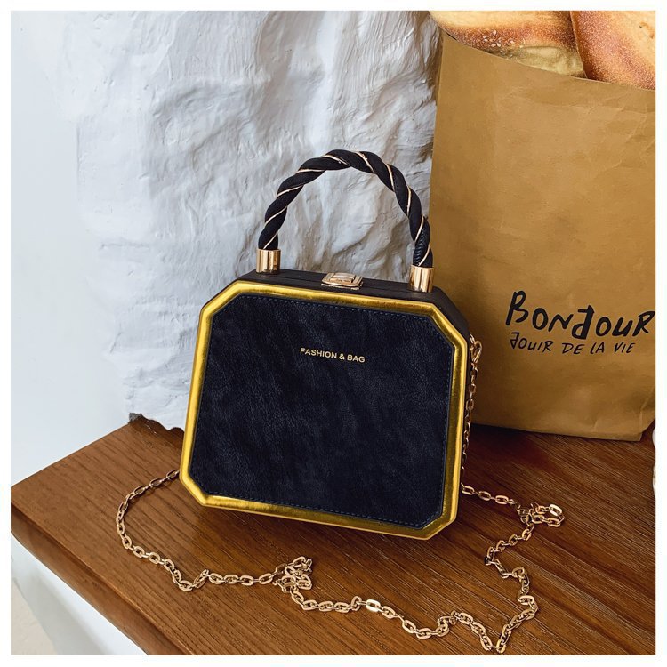 Damen elegante Handtasche im Faltendesign mit goldenen Akzenten Nord Taschen