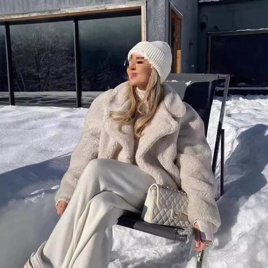 Damen Kurz geschnittene Teddyjacke im Lammfell‑Look mit Oversize‑Reverskragen Nord Taschen
