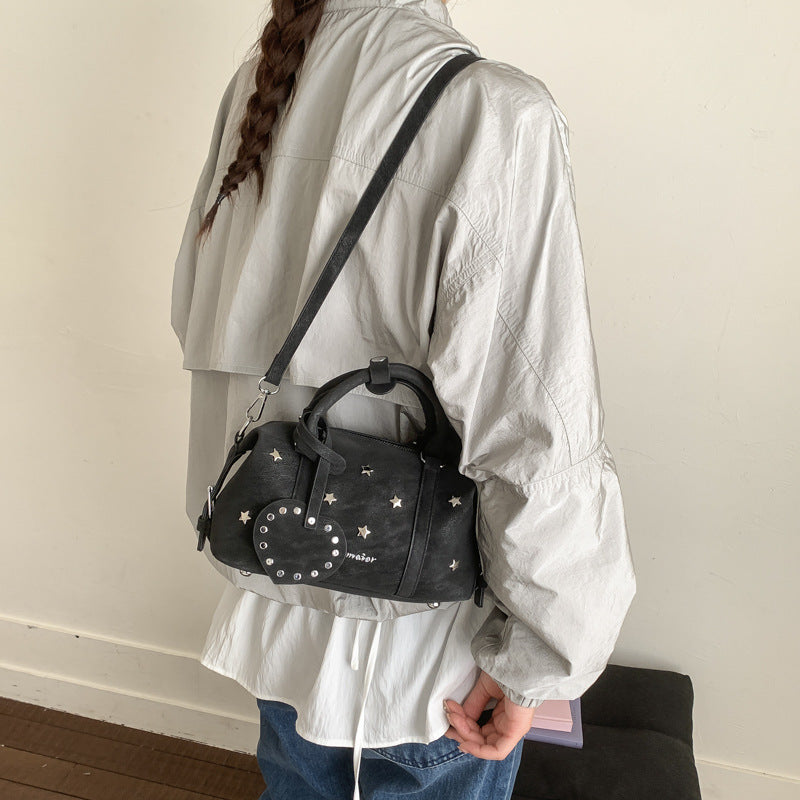 Damen elegante Handtasche mit herzförmigem Anhänger und funkelnden Sternapplikationen Nord Taschen