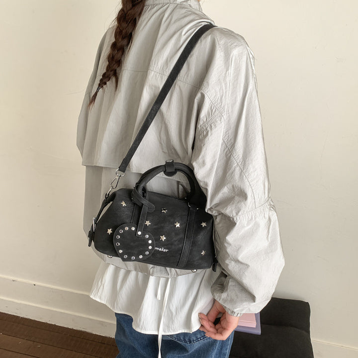 Damen elegante Handtasche mit herzförmigem Anhänger und funkelnden Sternapplikationen Nord Taschen