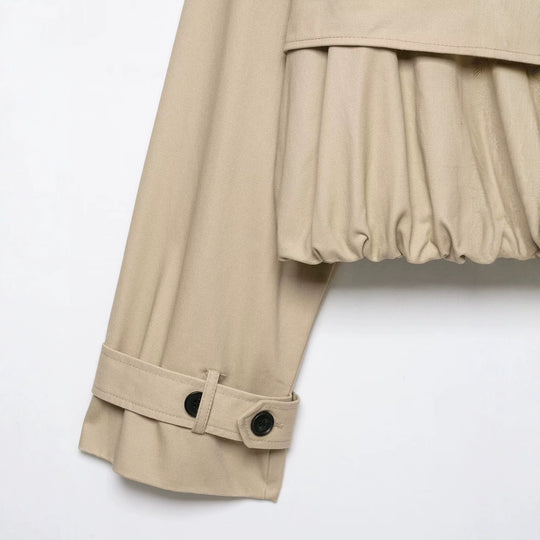 Damen Kurzgeschnittene Trenchjacke im Boxy‑Schnitt mit Raffung und verstellbaren Manschetten Nord Taschen