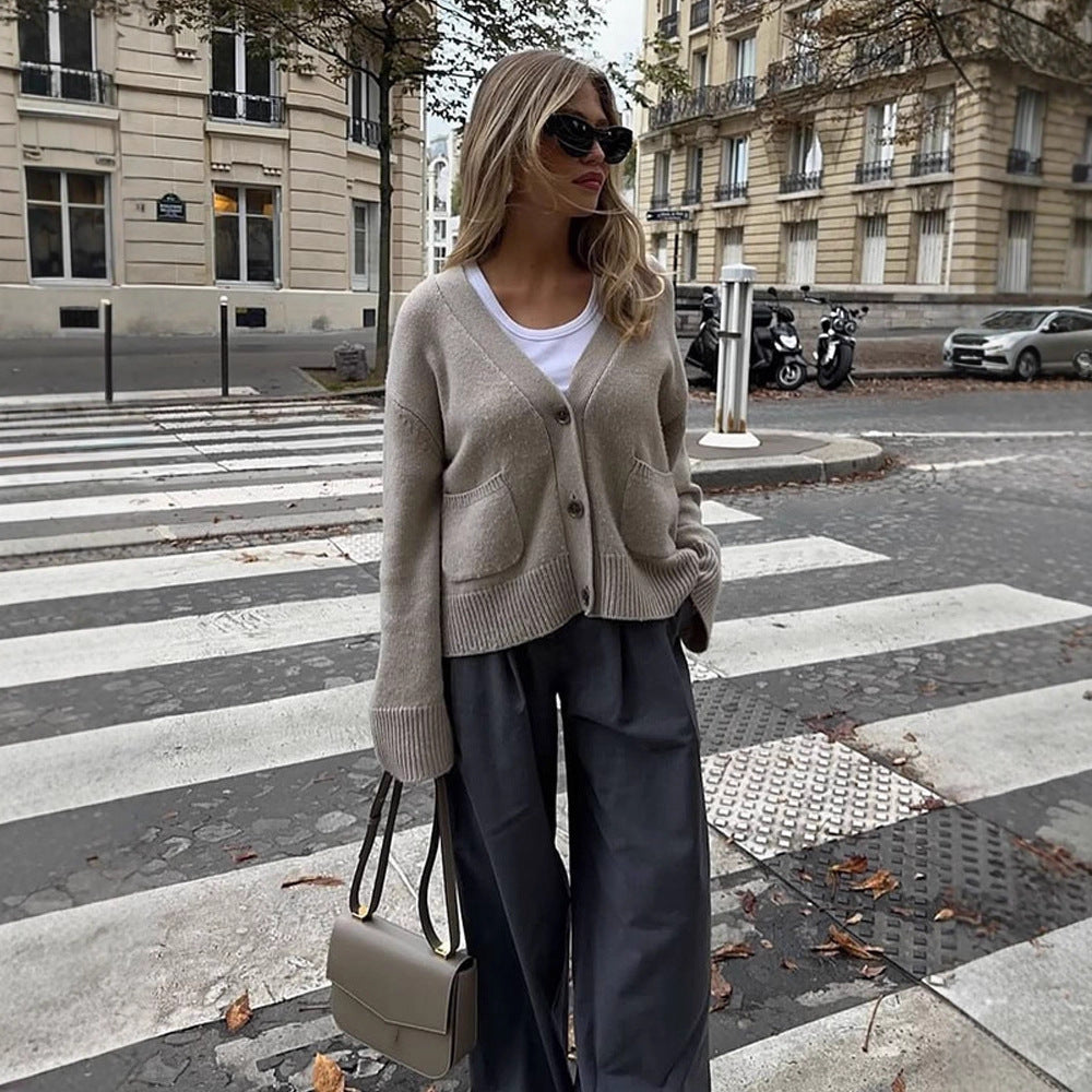 Damen Boxy Strickjacke mit V-Ausschnitt, aufgesetzten Taschen und Hornknöpfen Nord Taschen