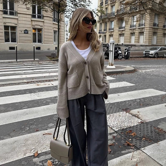 Damen Boxy Strickjacke mit V-Ausschnitt, aufgesetzten Taschen und Hornknöpfen Nord Taschen