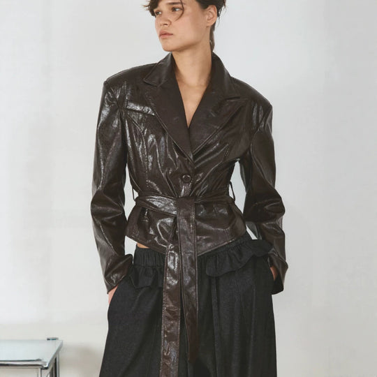 Damen Kurzblazer im Lackleder-Look mit Taillengürtel und fallendem Revers Nord Taschen