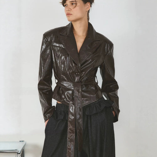 Damen Kurzblazer im Lackleder-Look mit Taillengürtel und fallendem Revers Nord Taschen