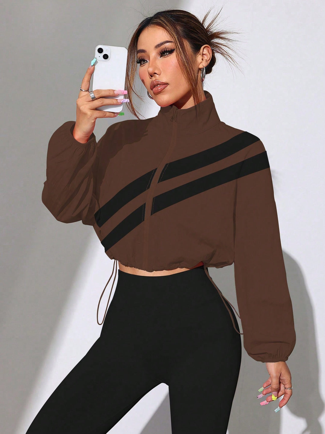 Damen Cropped Windbreaker mit Stehkragen, Reißverschluss und Kordelzugtaillierung Nord Taschen