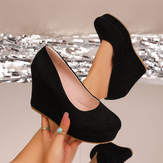Damen Wedge-Pumps mit zierlichem Riemen und glänzendem Akzent Nord Taschen