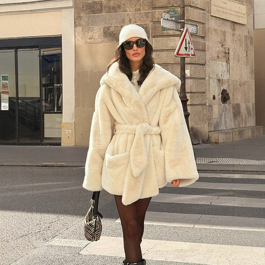 Damen Boxy-Teddyjacke mit Wickelgürtel und übergroßem Schalkragen Nord Taschen