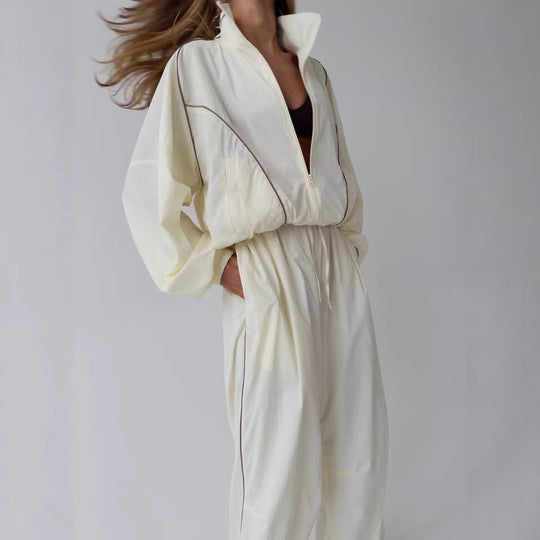 Damen leichter Windbreaker-Zweiteiler mit Stehkragen, durchgehender Reißverschluss, kontrastierender Kedernaht und weiter Palazzo-Hose Nord Taschen
