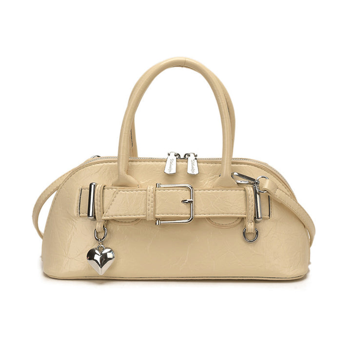 Damen-Handtasche mit schickem Metallic-Lackfinish und dekorativem Herzanhänger Nord Taschen