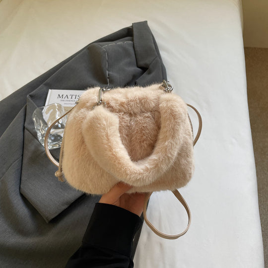 Damen Beuteltasche aus luxuriösem Kunstfell mit elegantem Tragegurt Nord Taschen