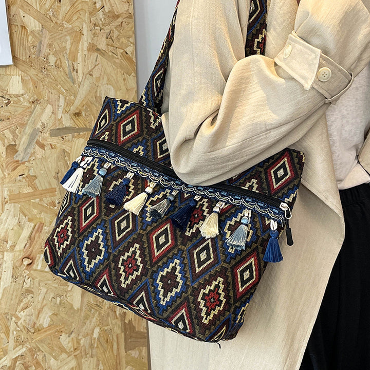 Damen Umhängetasche mit modernem Ethno-Muster und verspielten Quasten Nord Taschen