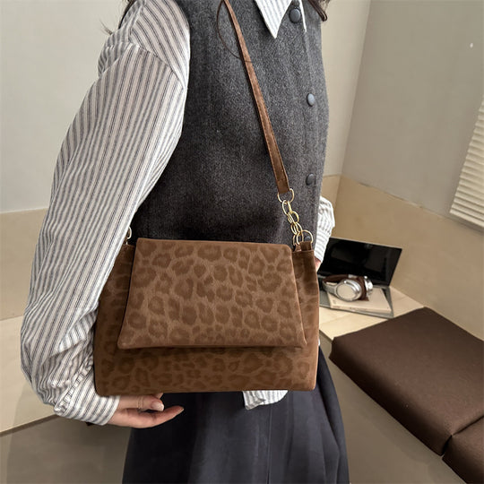 Damen Umhängetasche mit strukturiertem Wildleder und elegantem Kettenakzent Nord Taschen
