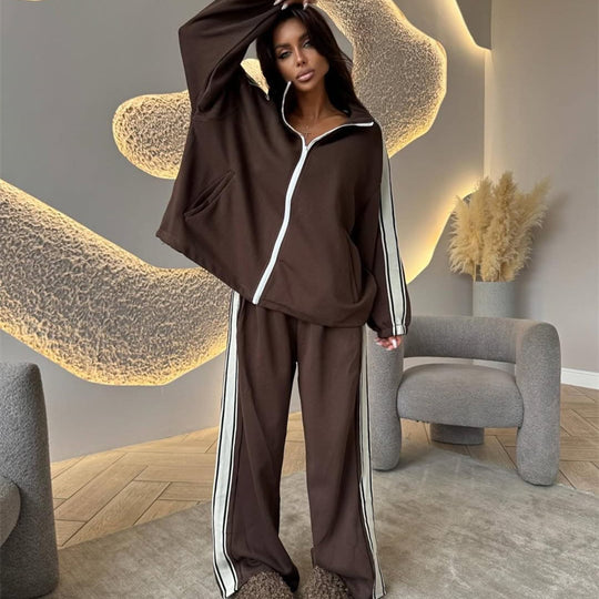 Damen weiches Oversize-Zweiteiler Trainingsset mit Reißverschlussjacke und weiter hochgeschnittener Jogginghose mit Kontraststreifen Nord Taschen